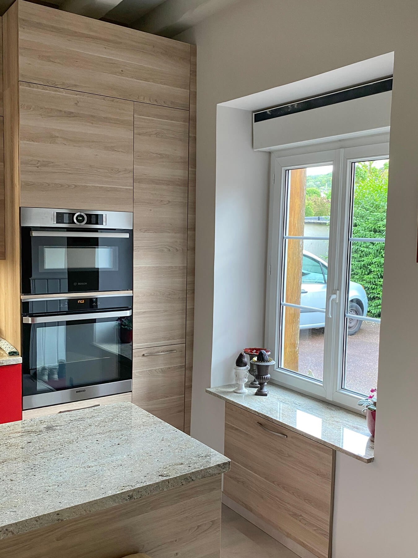 cuisine-contemporaine-bois-astuce-tiroir-sous-fenetre-vazard-home-cuisine-morel