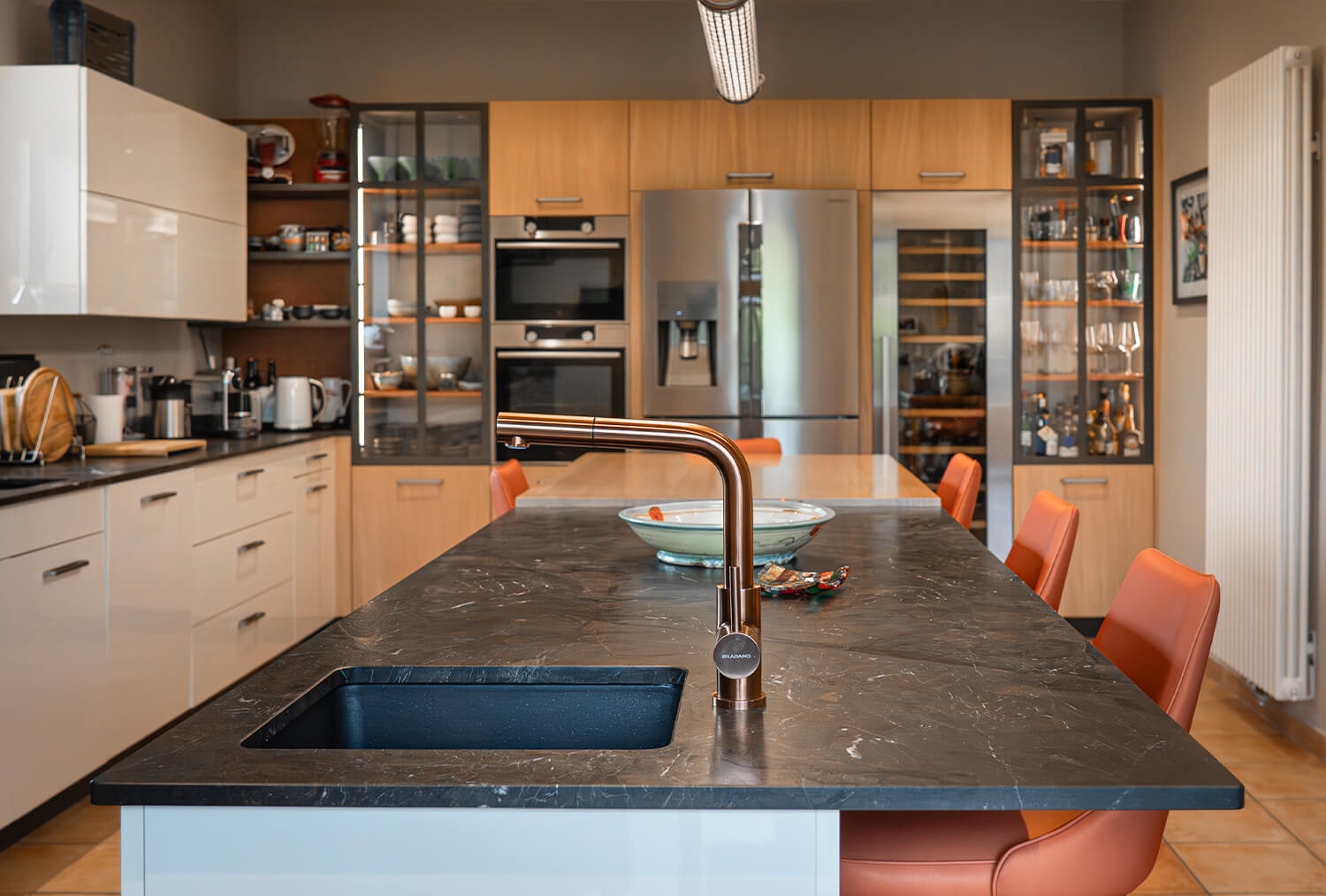 cuisine-contemporaine-bois-laque-blanche-noire-ambiance-deco-orange-vazard-home-cuisine-morel