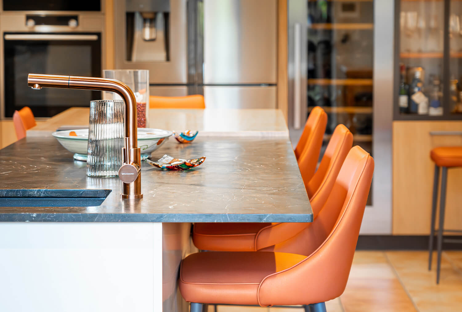 cuisine-contemporaine-bois-laque-blanche-noire-ilot-deco-orange-vazard-home-cuisine-morel