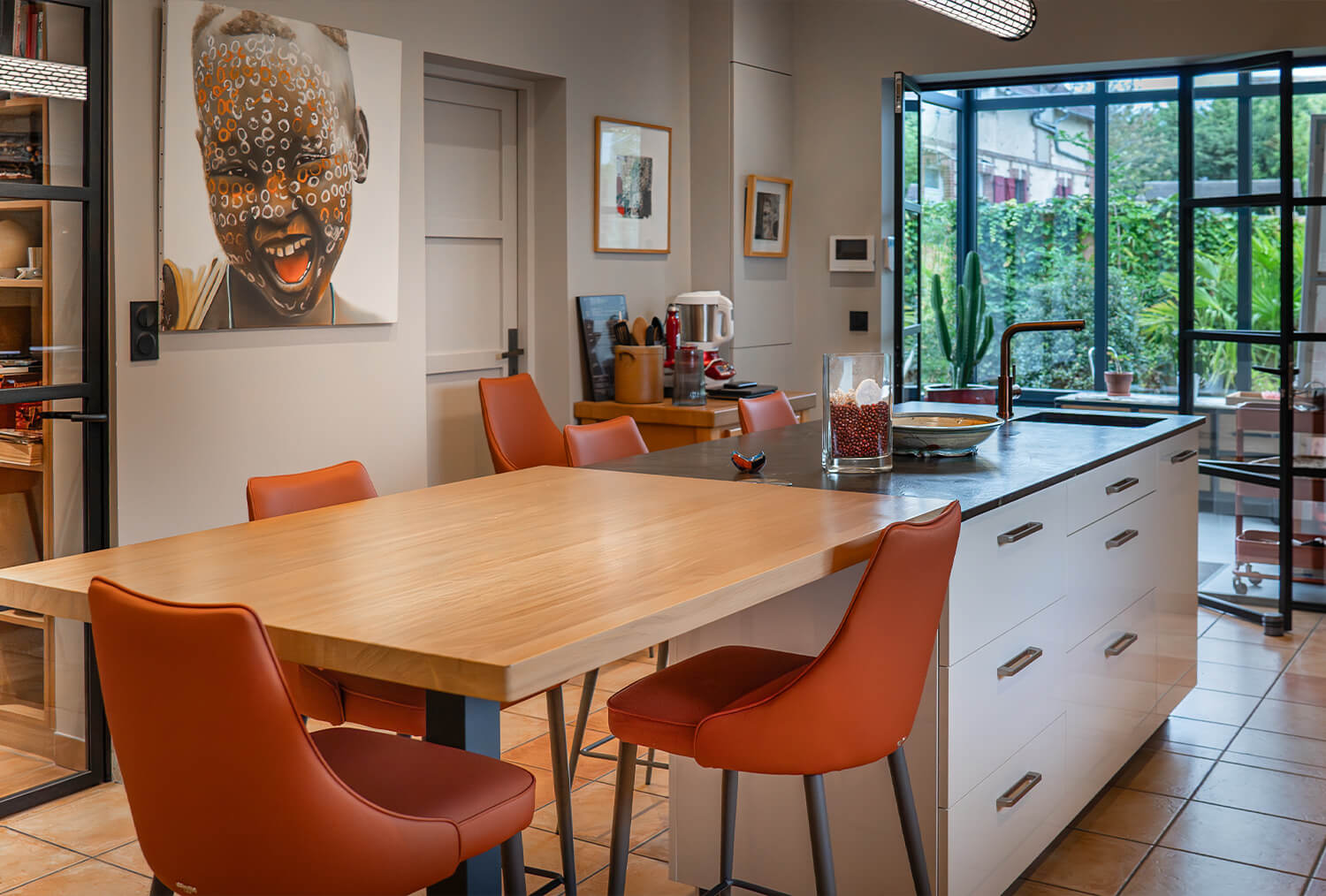 cuisine-contemporaine-bois-laque-blanche-noire-table-repas-vazard-home-cuisine-morel