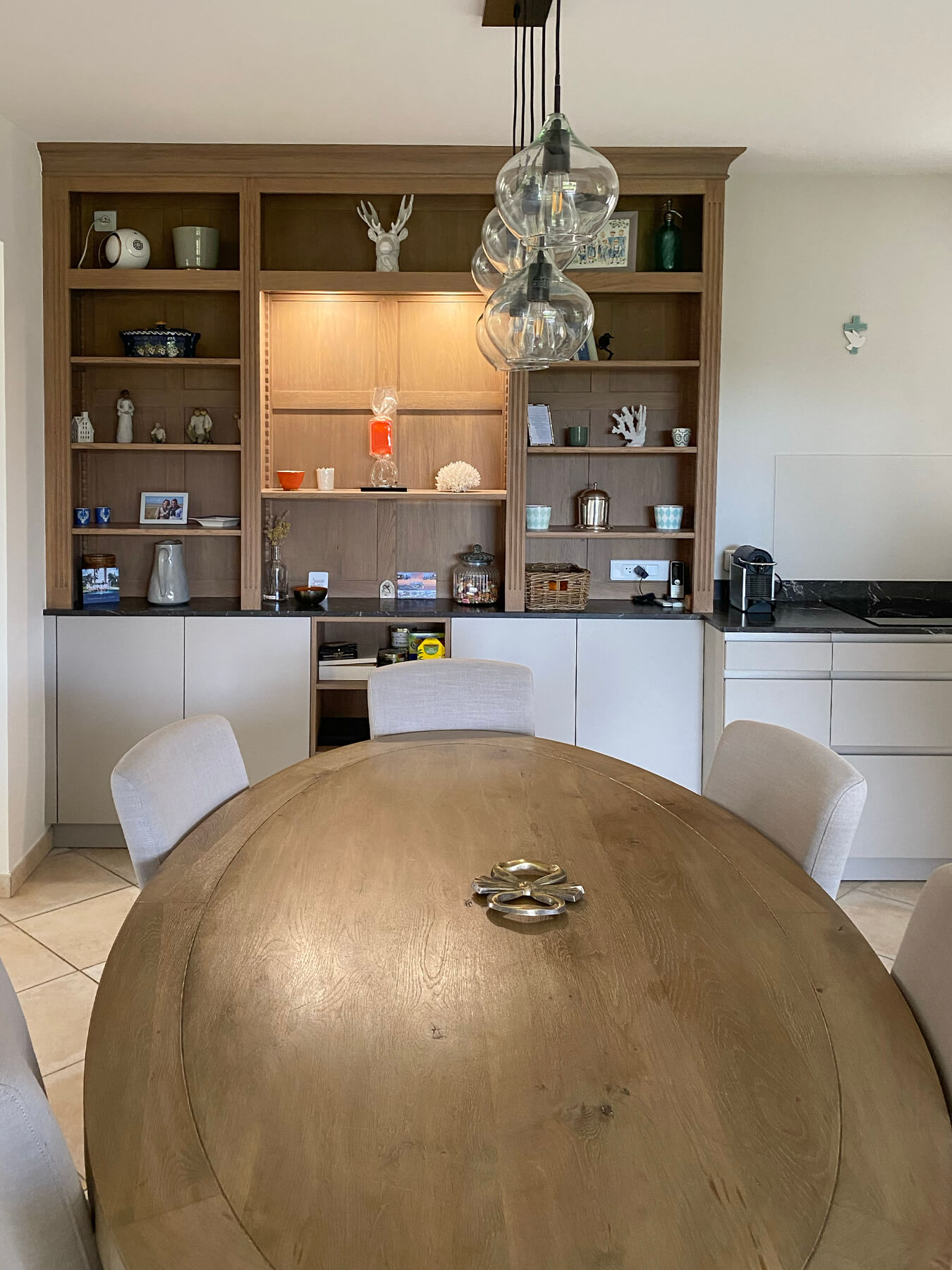 cuisine-contemporaine-bois-laque-grise-bibliotheque-cion-repas-vazard-home-cuisine-morel