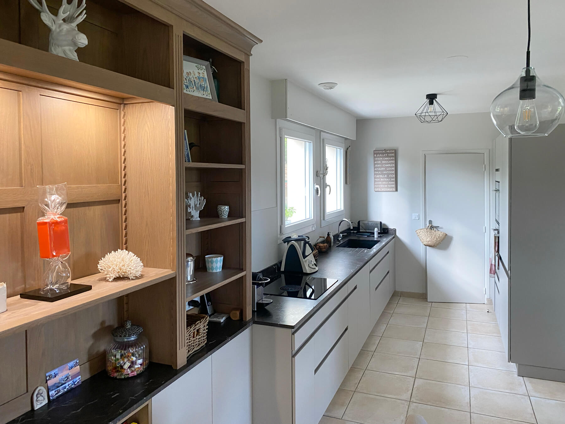 cuisine-contemporaine-bois-laque-grise-bibliotheque-vazard-home-petite-cuisine-morel