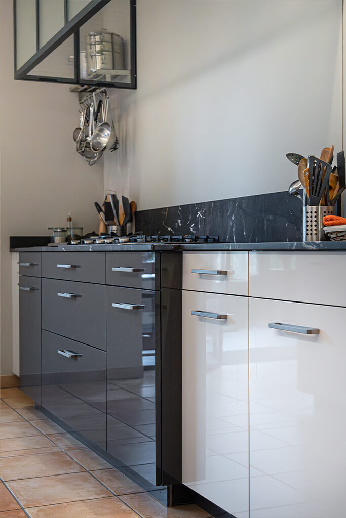 cuisine-contemporaine-laque-blanche-noire-detail-coin-cuisson-vazard-home-cuisine-morel