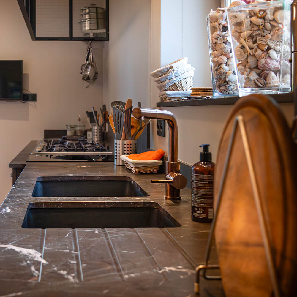 cuisine-contemporaine-laque-blanche-noire-detail-evier-marbre-noir-vazard-home-cuisine-morel