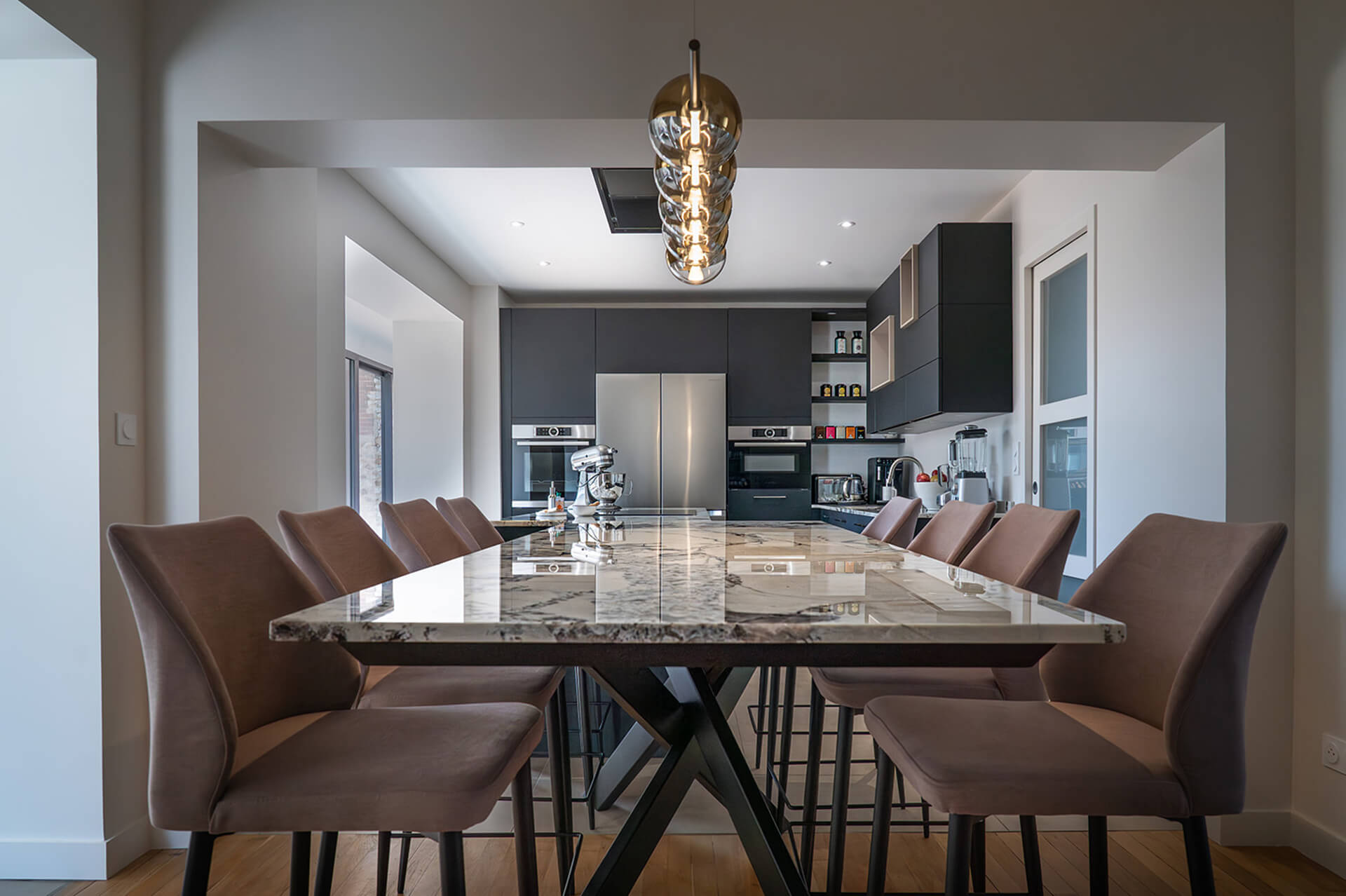 cuisine-ambiance-contemporaine-laque-noire-vazard-home-cuisine-morel