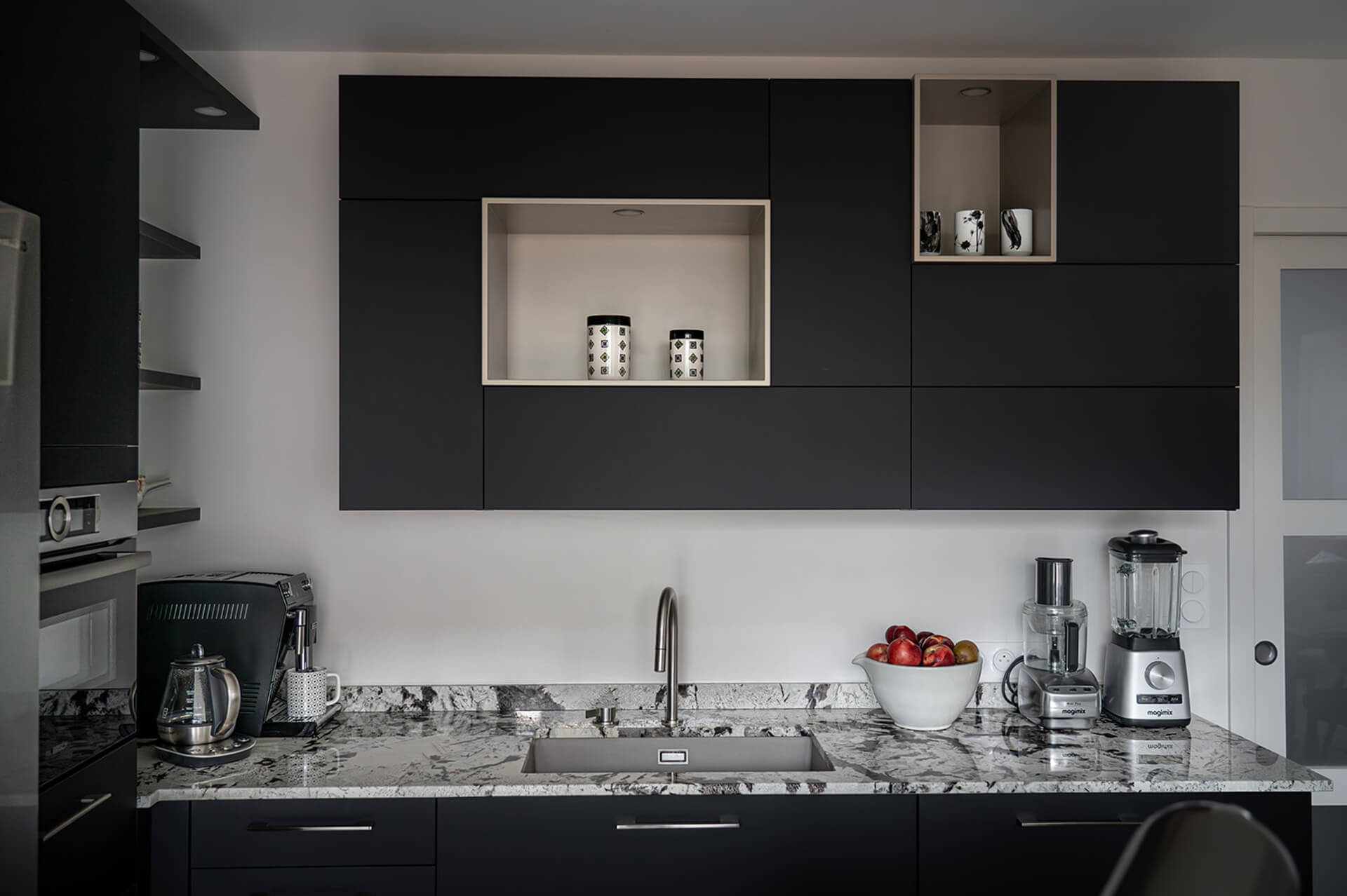cuisine-ambiance-design-laque-noire-detail-vazard-home-cuisine-morel