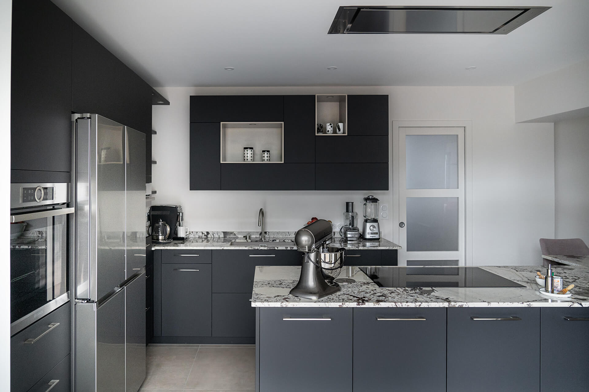cuisine-ambiance-design-laque-noire-vazard-home-cuisine-morel