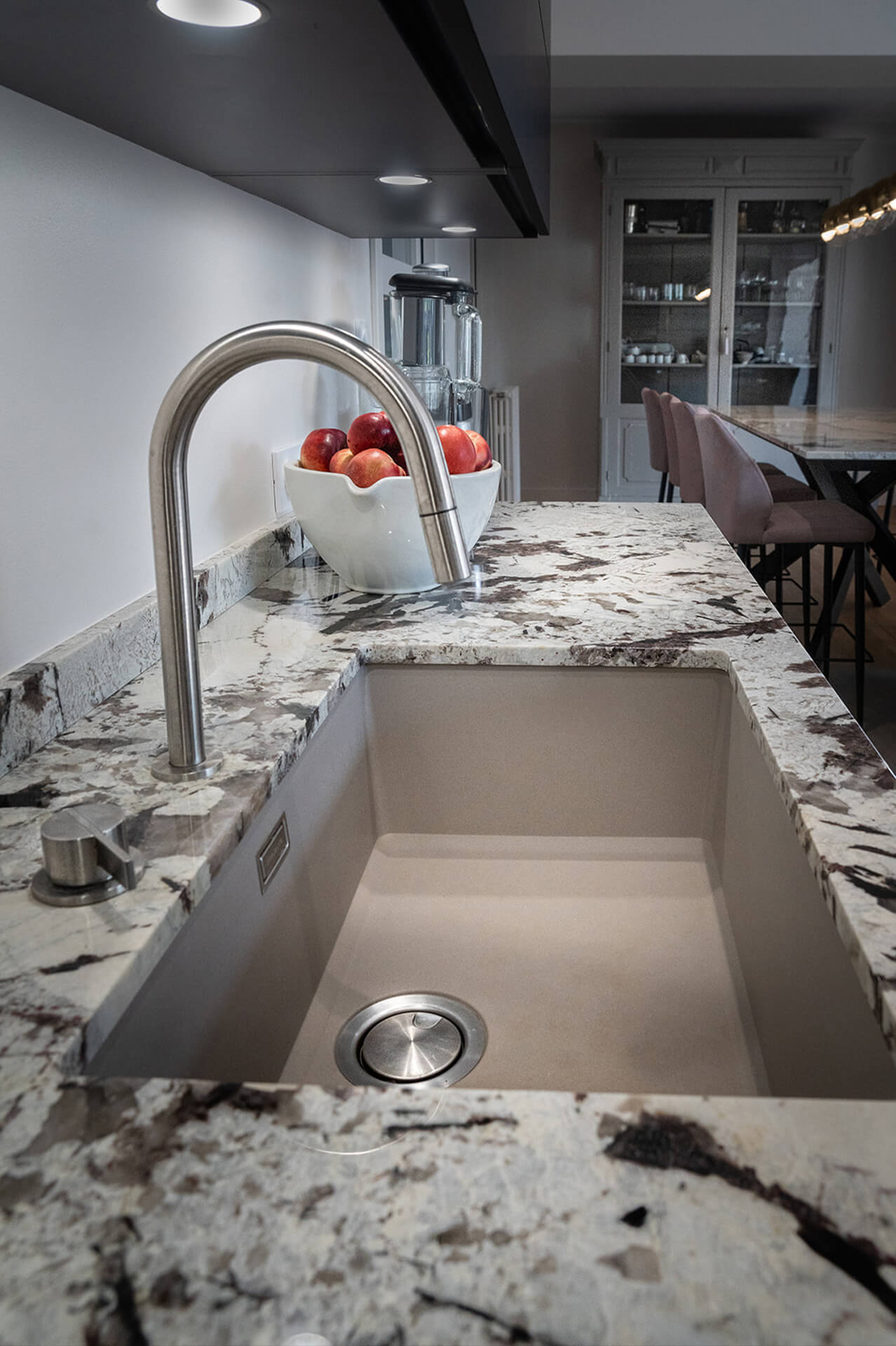 cuisine-contemporaine-laque-noire-evier-marbre-vazard-home-cuisine-morel