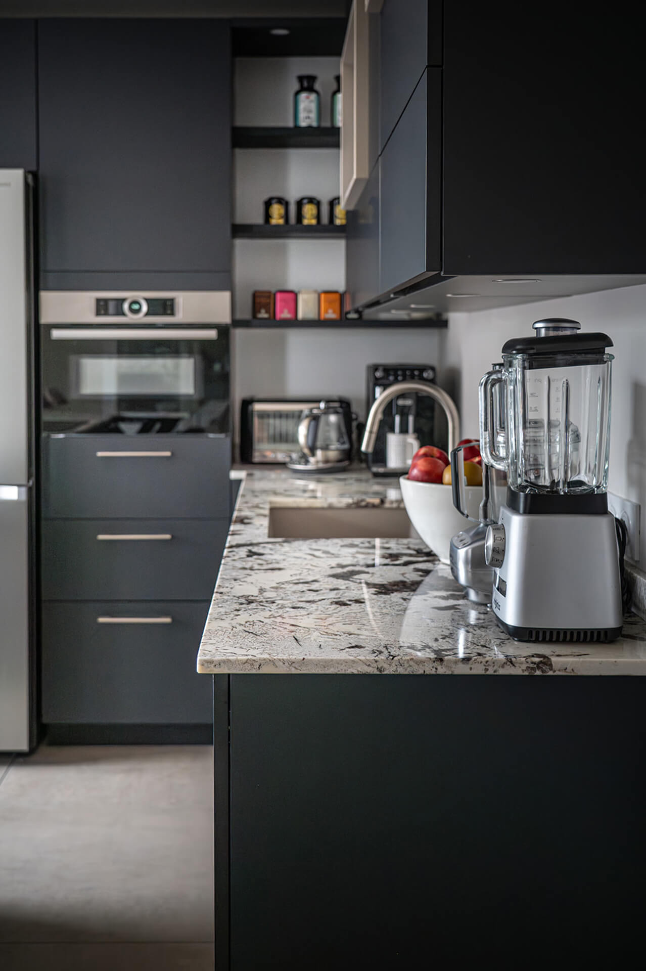 cuisine-contemporaine-laque-noire-plan-de-travail-marbre-vazard-home-cuisine-morel