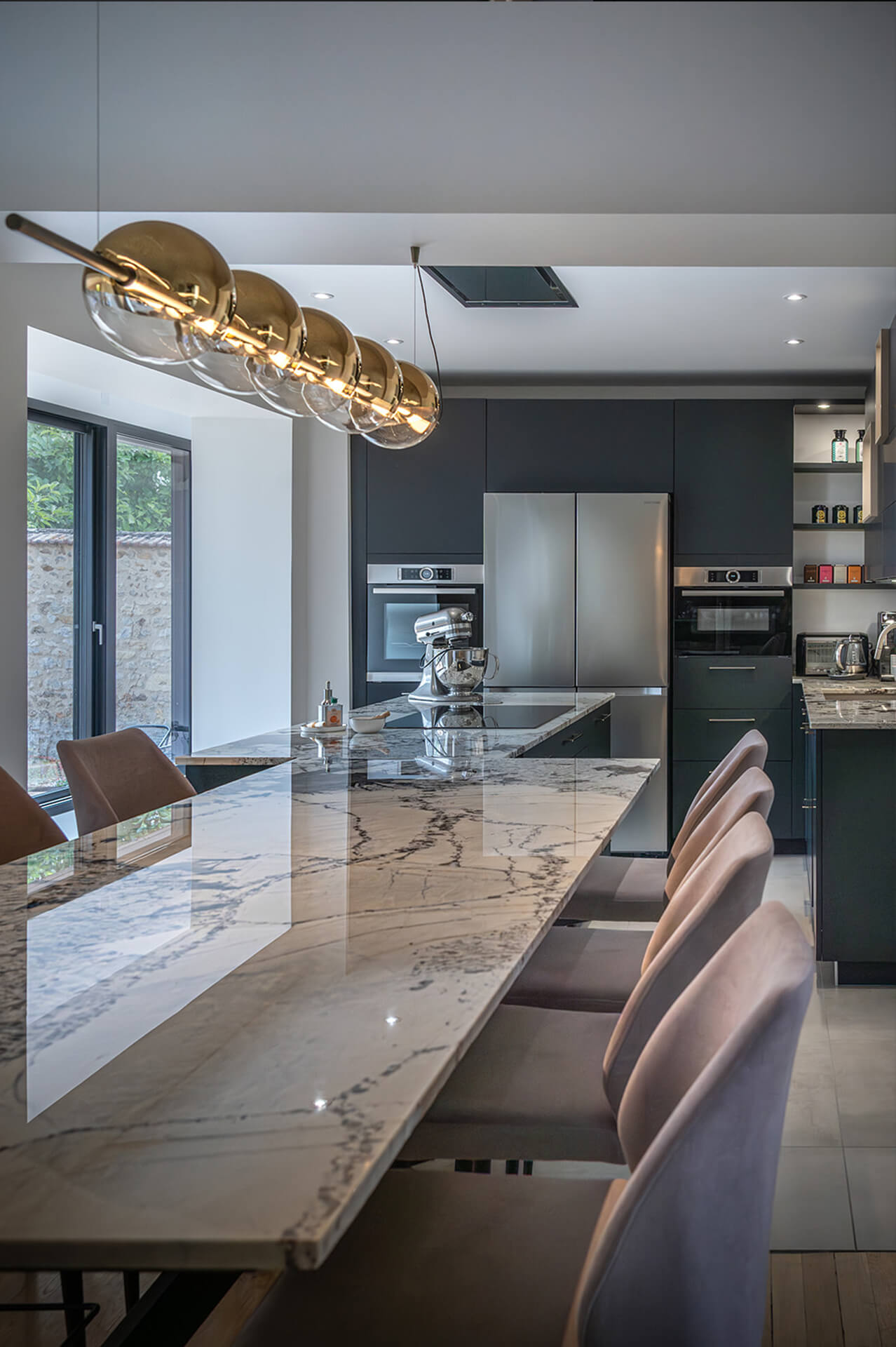cuisine-contemporaine-laque-noire-plan-de-travail-table-marbre-vazard-home-cuisine-morel