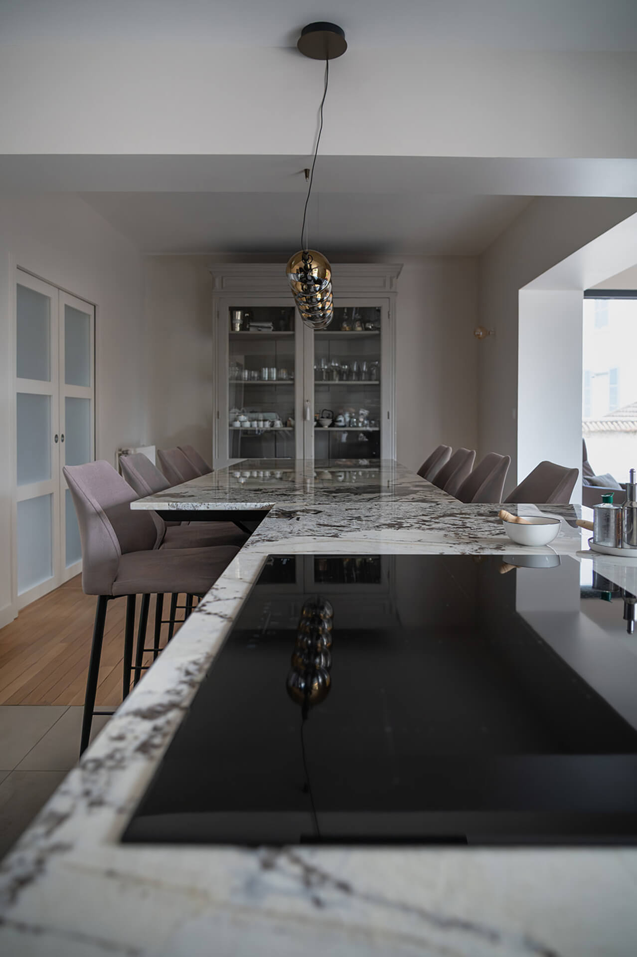 cuisine-contemporaine-laque-noire-plaque-cuisson-vazard-home-cuisine-morel