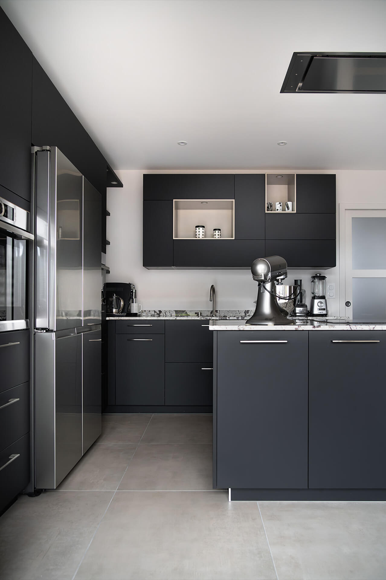cuisine-contemporaine-laque-noire-vazard-home-cuisine-morel