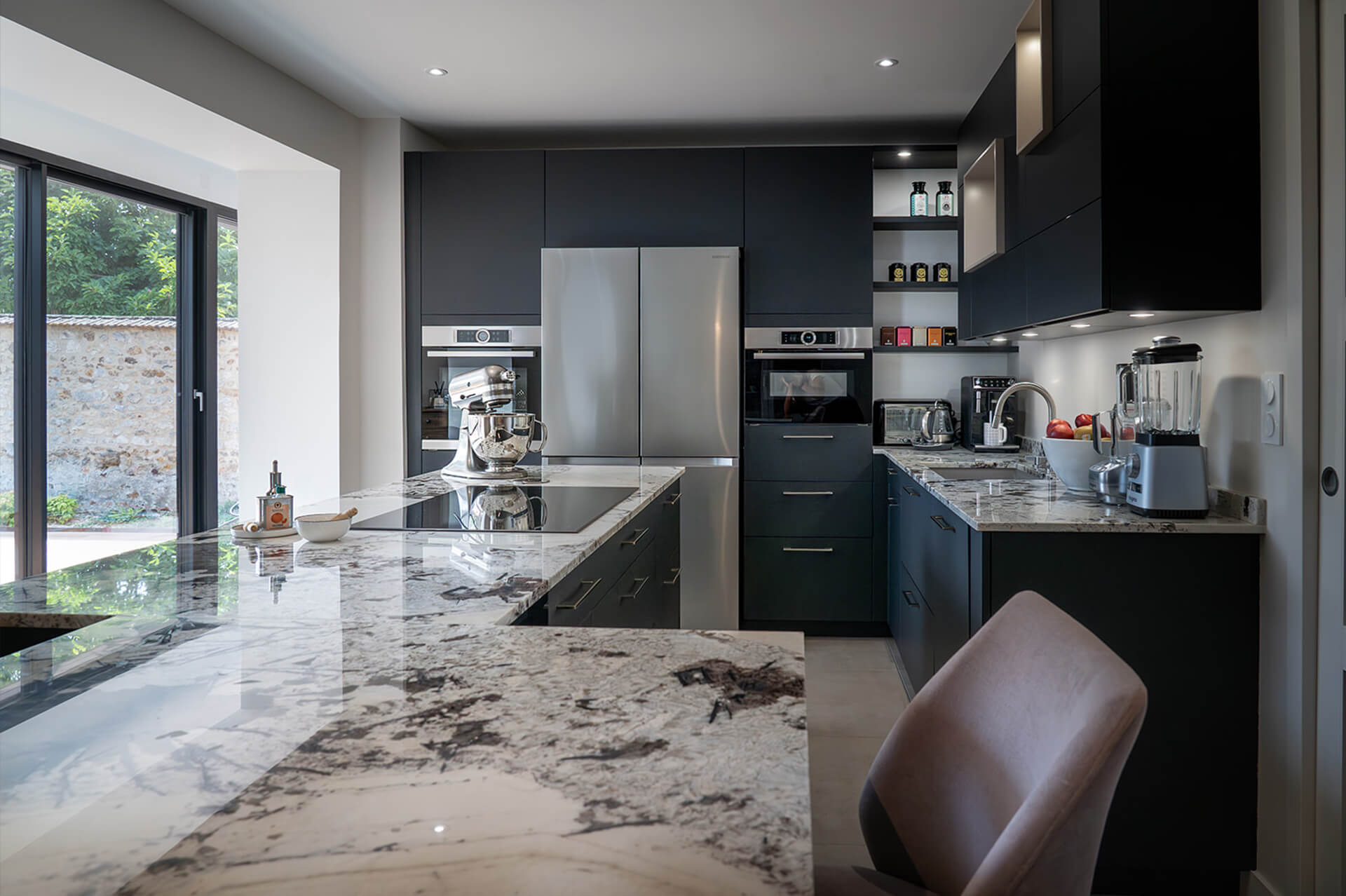 cuisine-design-laque-noire-marbre-vazard-home-cuisine-morel