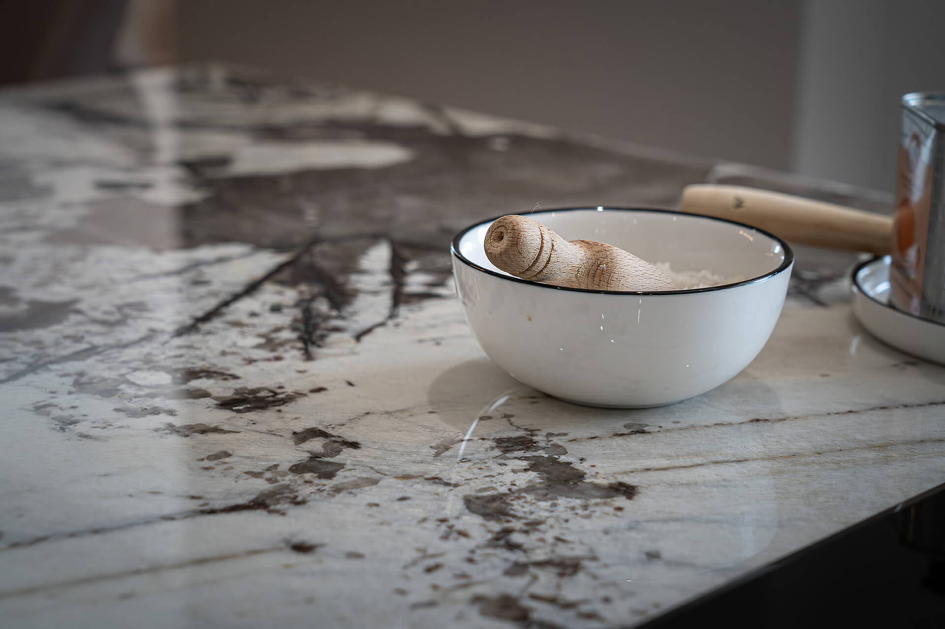 cuisine-moderne-laque-noire-detail-marbre-vazard-home-cuisine-morel